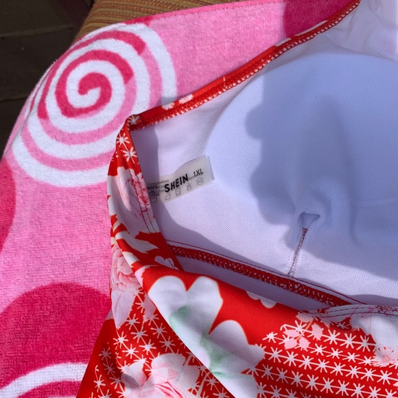 1XL Red Flower Patterned flattering one piece - Picture 5 of 6